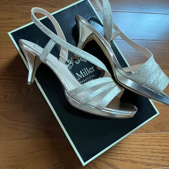 Champagne dress sandal, sling back style - Picture 2 of 4